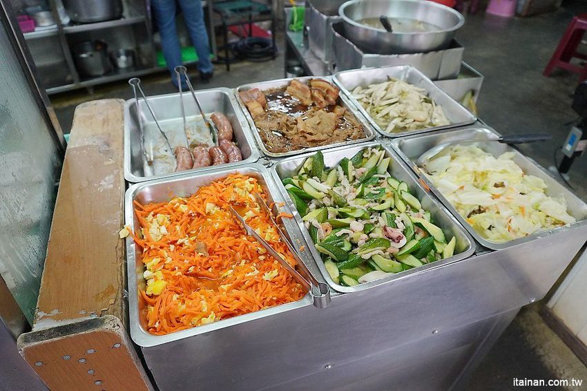 無名肉燥飯~早餐午餐晚餐宵夜都吃的到的肥嫩虱目魚湯,20元炒麵好便宜!! - 台南好Food遊