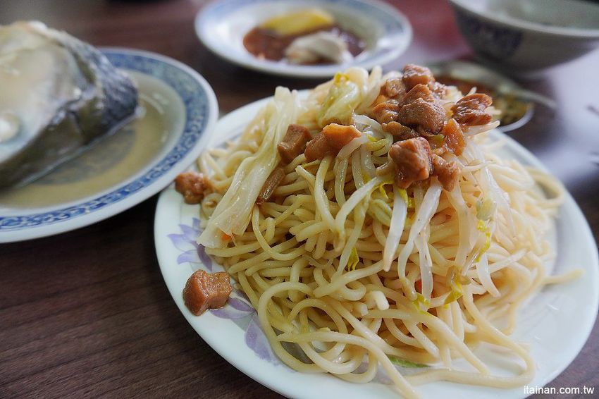 無名肉燥飯~早餐午餐晚餐宵夜都吃的到的肥嫩虱目魚湯,20元炒麵好便宜!! - 台南好Food遊
