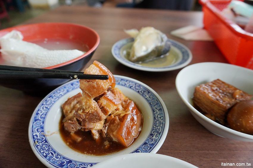 無名肉燥飯~早餐午餐晚餐宵夜都吃的到的肥嫩虱目魚湯,20元炒麵好便宜!! - 台南好Food遊