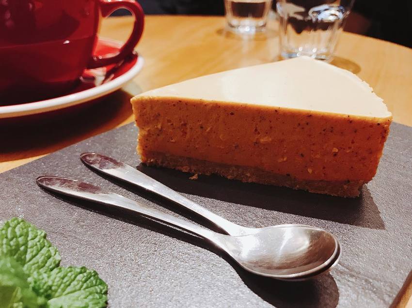 【不限時咖啡廳⎪捷運大安站】杯盃PuiBui：一個人工作或三五好友聚會都適合，隱藏在巷弄內的舒服咖啡館