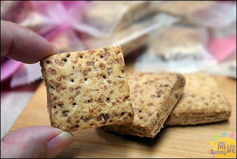 蛋黃家。網評4.7分超好吃蛋黃酥!食尚玩家報導在地人狂推現烤出爐不輸彰化排隊店-商妮吃喝遊樂