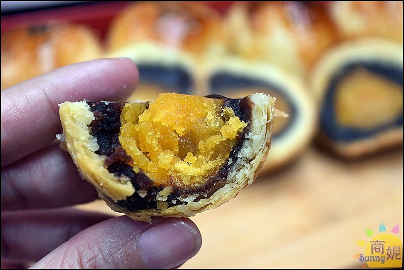 蛋黃家。網評4.7分超好吃蛋黃酥!食尚玩家報導在地人狂推現烤出爐不輸彰化排隊店-商妮吃喝遊樂