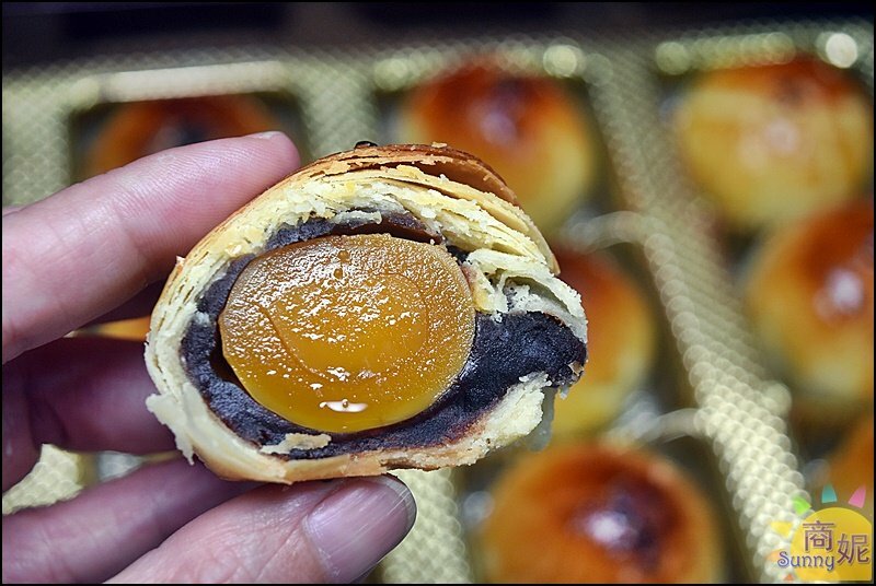蛋黃家。網評4.7分超好吃蛋黃酥!食尚玩家報導在地人狂推現烤出爐不輸彰化排隊店-商妮吃喝遊樂