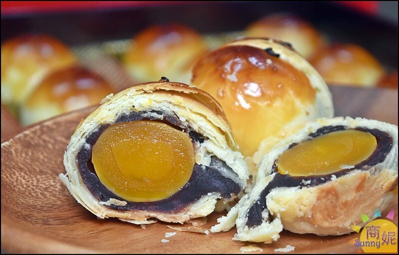 蛋黃家。網評4.7分超好吃蛋黃酥!食尚玩家報導在地人狂推現烤出爐不輸彰化排隊店-商妮吃喝遊樂