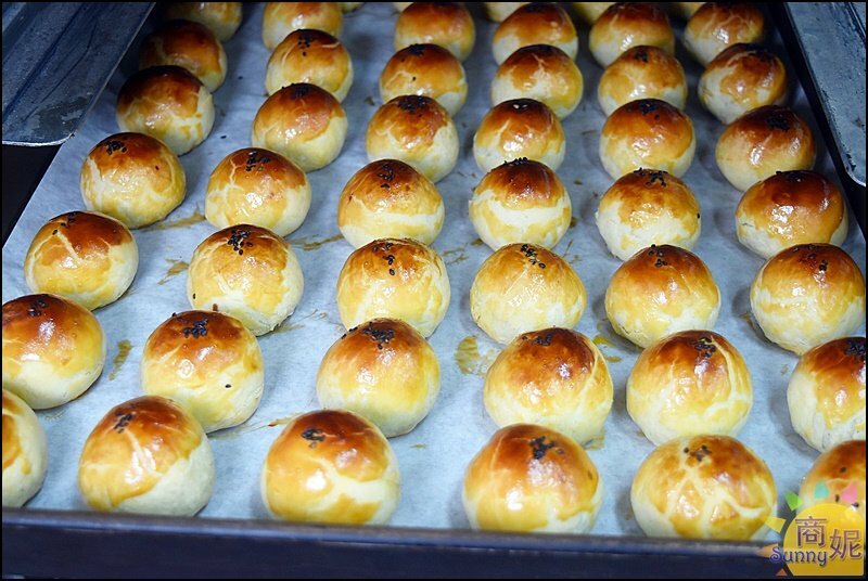 蛋黃家。網評4.7分超好吃蛋黃酥!食尚玩家報導在地人狂推現烤出爐不輸彰化排隊店-商妮吃喝遊樂