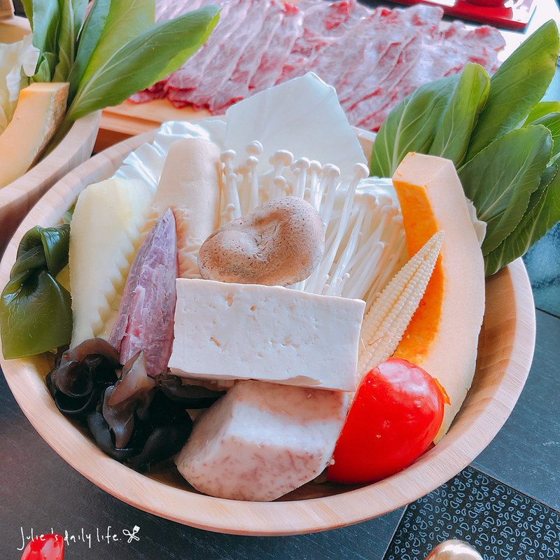 個人鍋,停車位,免費wifi,冷藏肉,嘉一香活菌豬,套餐,宜蘭,宜蘭厲害火鍋,宜蘭市火鍋,宜蘭火鍋,宜蘭火鍋 推薦,宜蘭火鍋2019,宜蘭美食,宜蘭聚餐地點,宜蘭首間冷藏肉火鍋專門店,寵物友善餐廳,巨無霸超猛海鮮,新開幕,桂丁雞,海鮮,涮涮鍋,火鍋,火鍋店,無線WIFI,美國Prime,聚德家 宜蘭,聚德家宜蘭,聚德家火鍋,聚德家火鍋宜蘭,聚德家豐味鍋物,聚德家豐味鍋物-宜蘭農權店 @跟著Julie一起走吧