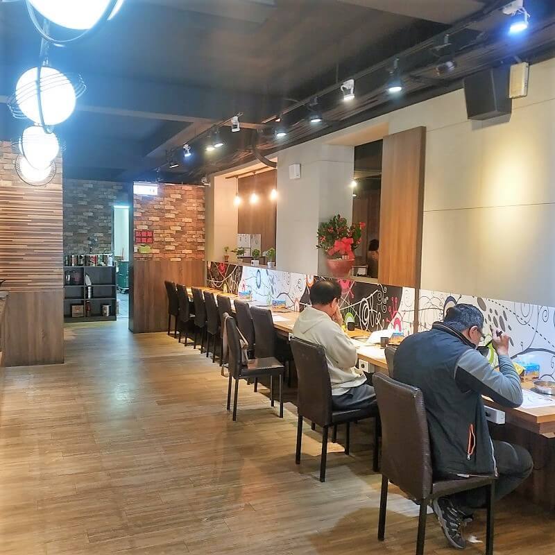 八德 老湯鍋 內部座位個人座