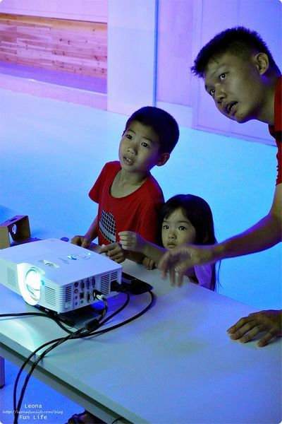 喜晶a光學觀光工廠 台中觀光工廠 台中室內親子景點 雨天備案 潭子親子景點 恐龍 布袋戲 射擊遊戲DSC08657.JPG