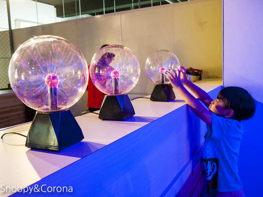 【台中景點】台中最新親子景點｜喜晶A光學觀光工廠～來當恐龍訓練師、DIY手作專屬的VR虛擬實境眼鏡