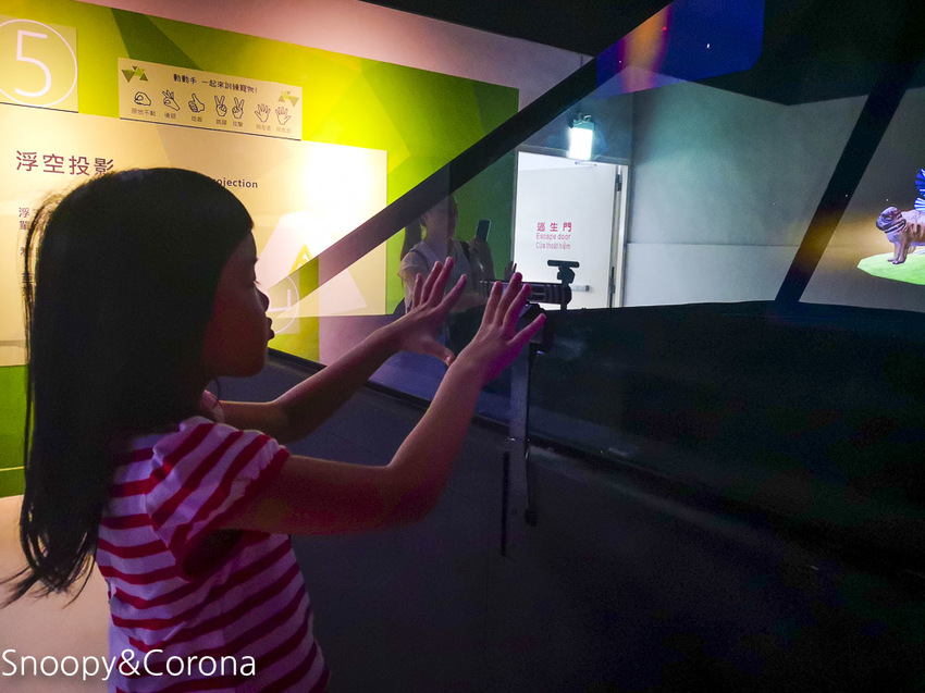 【台中景點】台中最新親子景點｜喜晶A光學觀光工廠～來當恐龍訓練師、DIY手作專屬的VR虛擬實境眼鏡