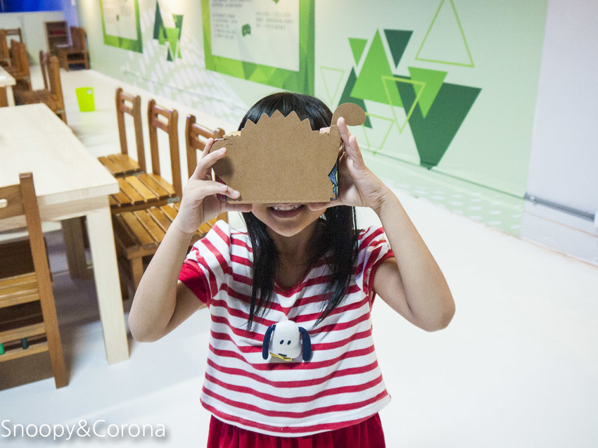 【台中景點】台中最新親子景點｜喜晶A光學觀光工廠～來當恐龍訓練師、DIY手作專屬的VR虛擬實境眼鏡