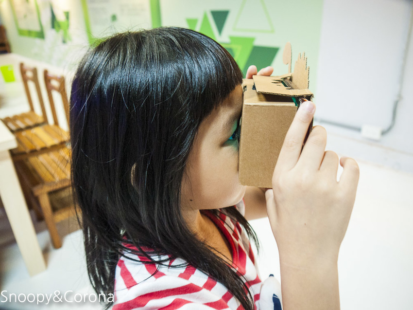 【台中景點】台中最新親子景點｜喜晶A光學觀光工廠～來當恐龍訓練師、DIY手作專屬的VR虛擬實境眼鏡