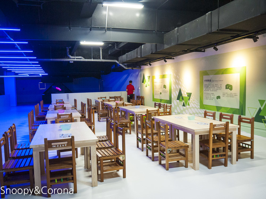 【台中景點】台中最新親子景點｜喜晶A光學觀光工廠～來當恐龍訓練師、DIY手作專屬的VR虛擬實境眼鏡