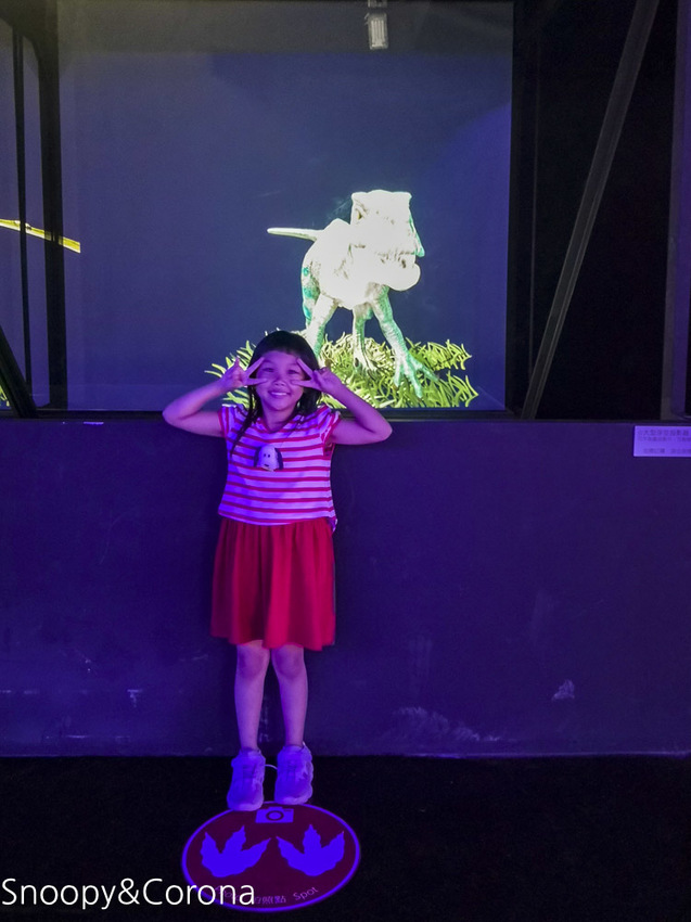 【台中景點】台中最新親子景點｜喜晶A光學觀光工廠～來當恐龍訓練師、DIY手作專屬的VR虛擬實境眼鏡