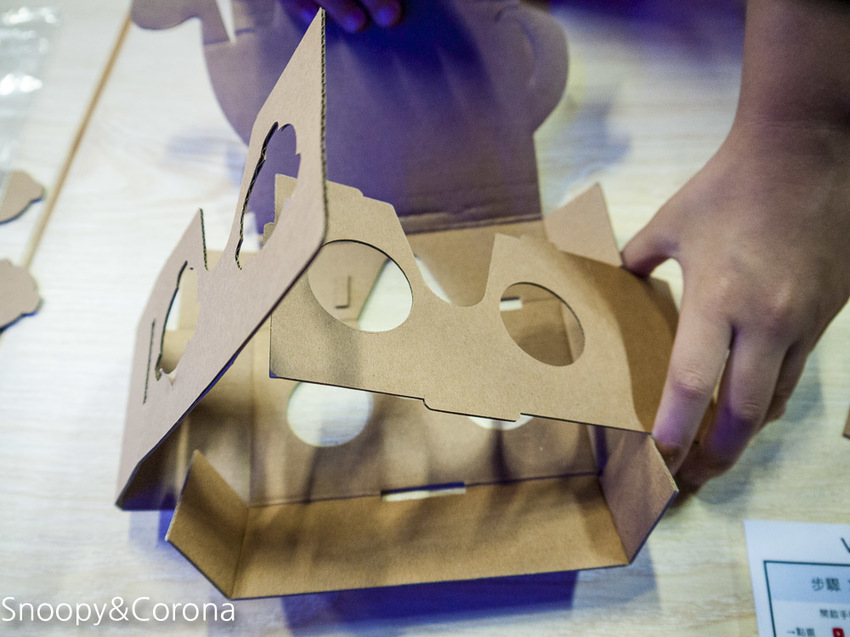 【台中景點】台中最新親子景點｜喜晶A光學觀光工廠～來當恐龍訓練師、DIY手作專屬的VR虛擬實境眼鏡