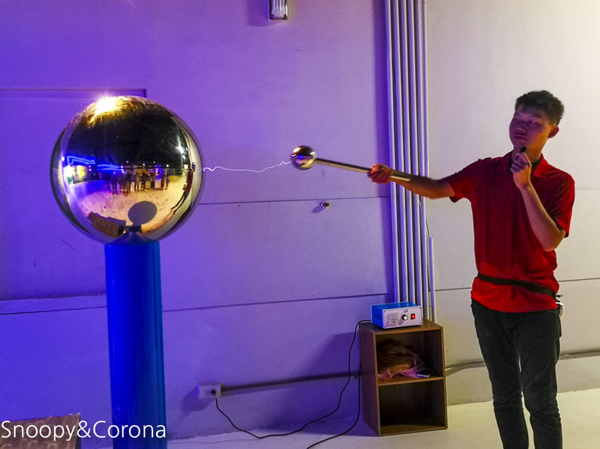 【台中景點】台中最新親子景點｜喜晶A光學觀光工廠～來當恐龍訓練師、DIY手作專屬的VR虛擬實境眼鏡