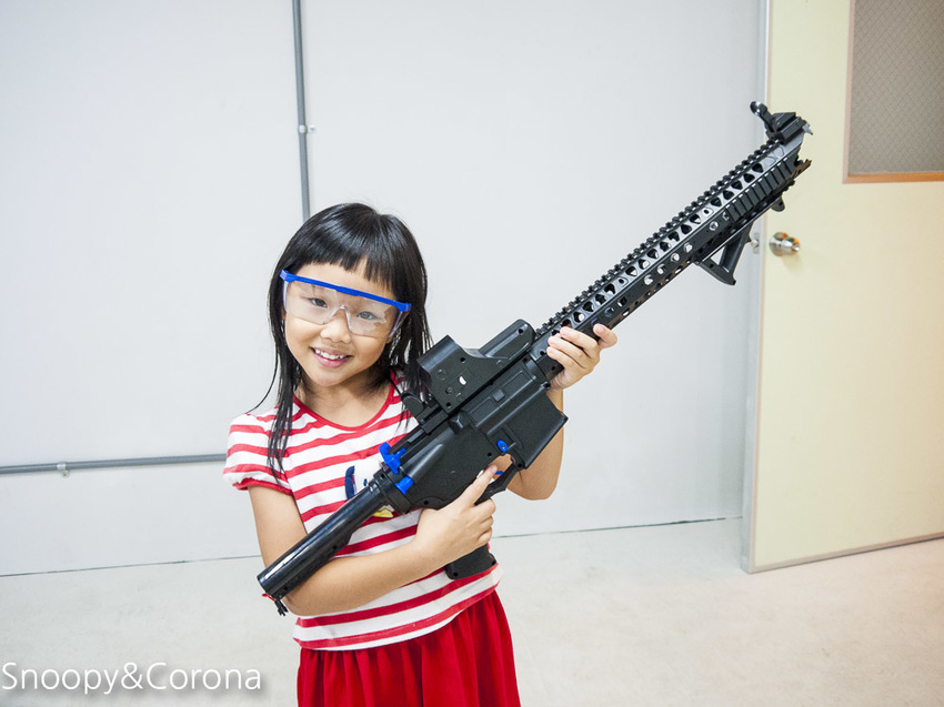 【台中景點】台中最新親子景點｜喜晶A光學觀光工廠～來當恐龍訓練師、DIY手作專屬的VR虛擬實境眼鏡