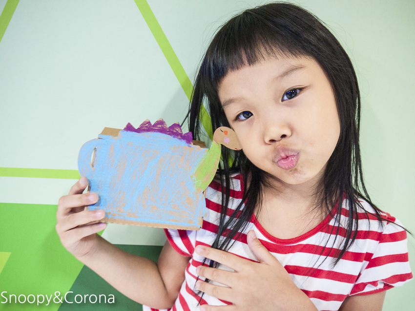 【台中景點】台中最新親子景點｜喜晶A光學觀光工廠～來當恐龍訓練師、DIY手作專屬的VR虛擬實境眼鏡