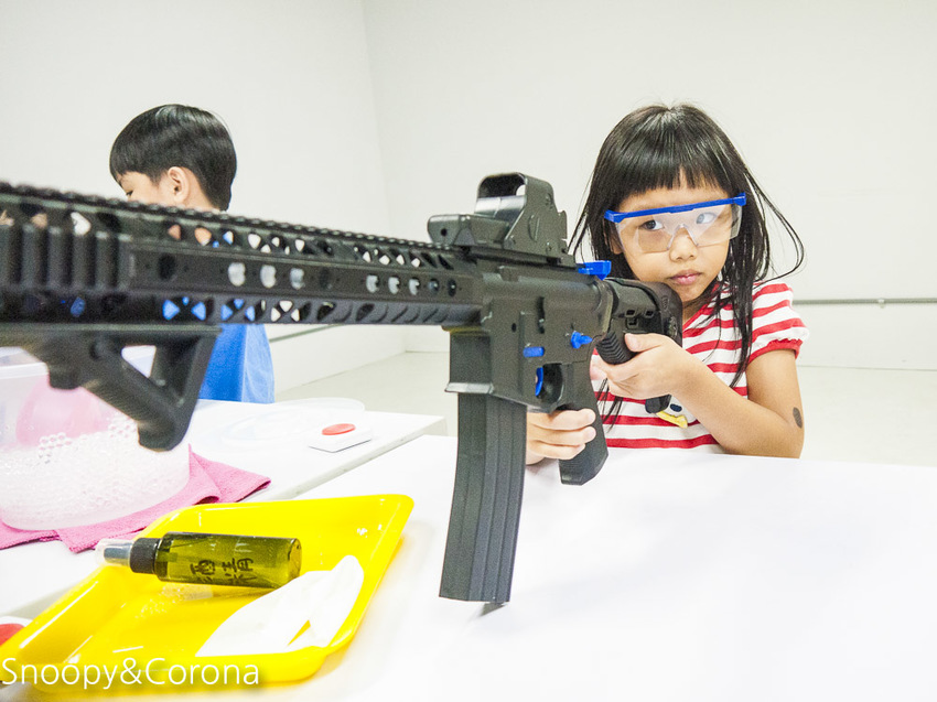 【台中景點】台中最新親子景點｜喜晶A光學觀光工廠～來當恐龍訓練師、DIY手作專屬的VR虛擬實境眼鏡