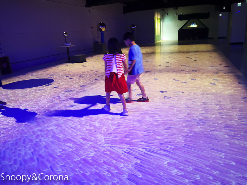 【台中景點】台中最新親子景點｜喜晶A光學觀光工廠～來當恐龍訓練師、DIY手作專屬的VR虛擬實境眼鏡