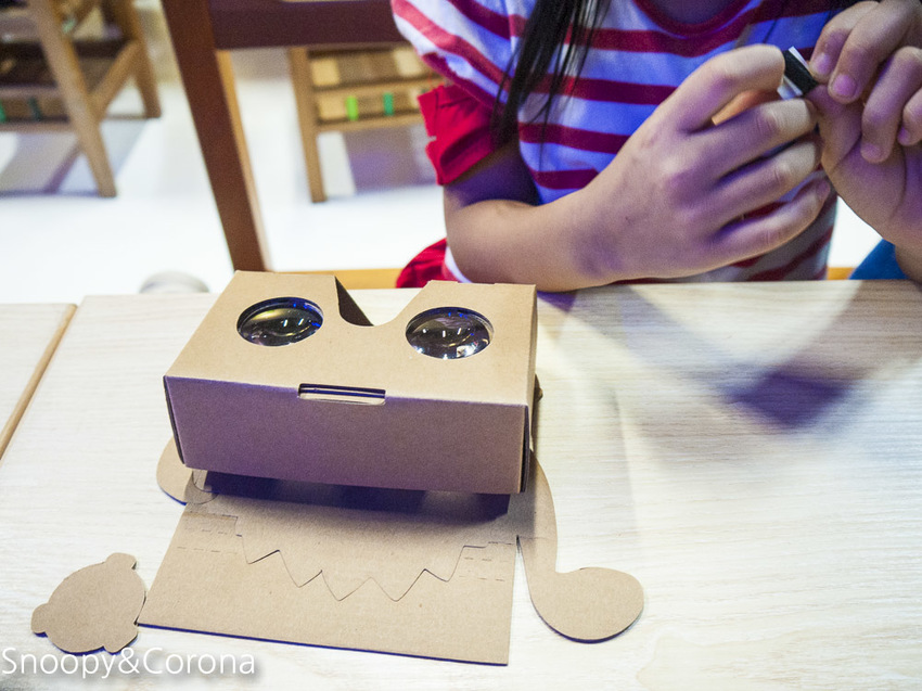 【台中景點】台中最新親子景點｜喜晶A光學觀光工廠～來當恐龍訓練師、DIY手作專屬的VR虛擬實境眼鏡