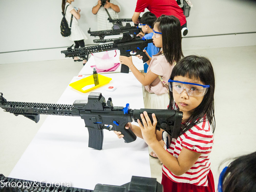 【台中景點】台中最新親子景點｜喜晶A光學觀光工廠～來當恐龍訓練師、DIY手作專屬的VR虛擬實境眼鏡