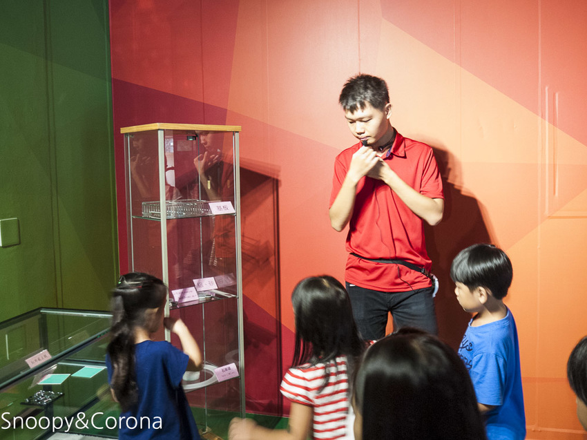 【台中景點】台中最新親子景點｜喜晶A光學觀光工廠～來當恐龍訓練師、DIY手作專屬的VR虛擬實境眼鏡