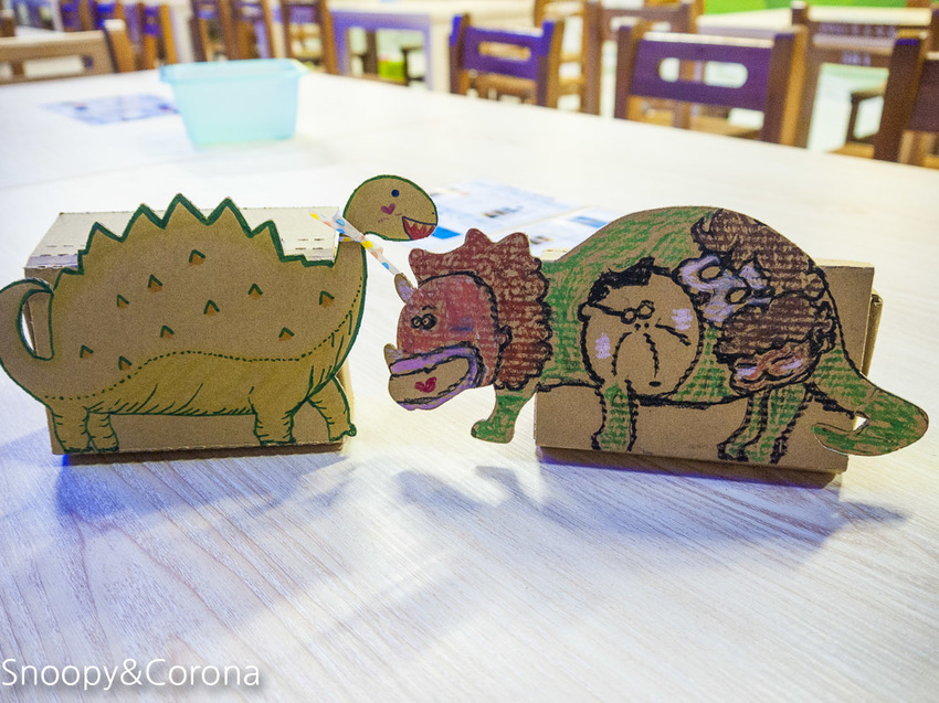 【台中景點】台中最新親子景點｜喜晶A光學觀光工廠～來當恐龍訓練師、DIY手作專屬的VR虛擬實境眼鏡