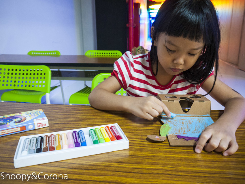 【台中景點】台中最新親子景點｜喜晶A光學觀光工廠～來當恐龍訓練師、DIY手作專屬的VR虛擬實境眼鏡
