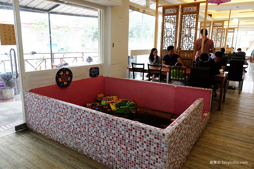 中正大四喜牛肉麵旗艦店。CP值高到全嚇傻，大份量牛肉麵130元，免費加湯加麵不用錢，還附珍奶、小菜無限呷免驚！ @蹦啾♥謝蘿莉 La vie heureuse