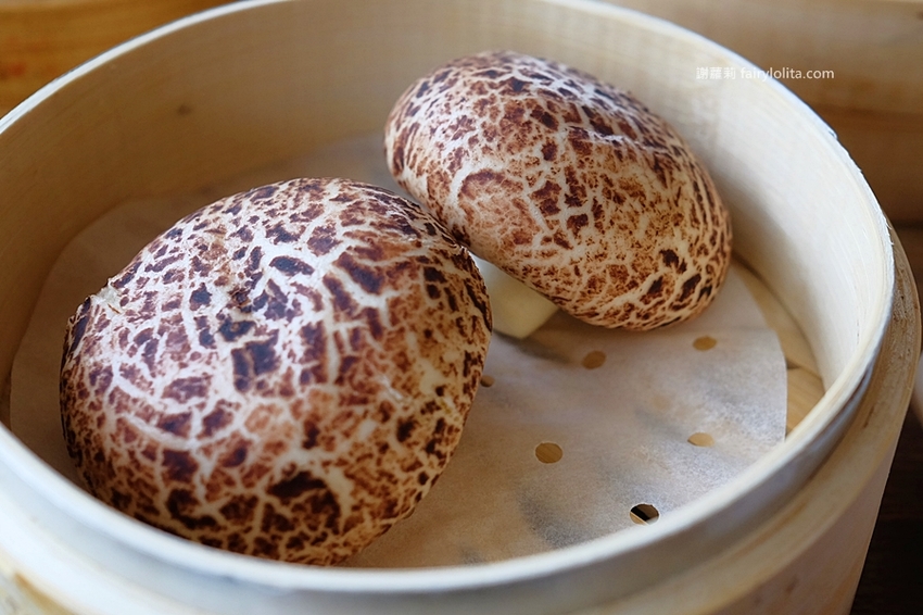 中正大四喜牛肉麵旗艦店。CP值高到全嚇傻，大份量牛肉麵130元，免費加湯加麵不用錢，還附珍奶、小菜無限呷免驚！ @蹦啾♥謝蘿莉 La vie heureuse