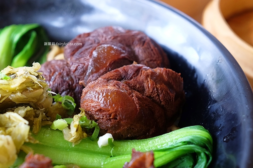 中正大四喜牛肉麵旗艦店。CP值高到全嚇傻，大份量牛肉麵130元，免費加湯加麵不用錢，還附珍奶、小菜無限呷免驚！ @蹦啾♥謝蘿莉 La vie heureuse