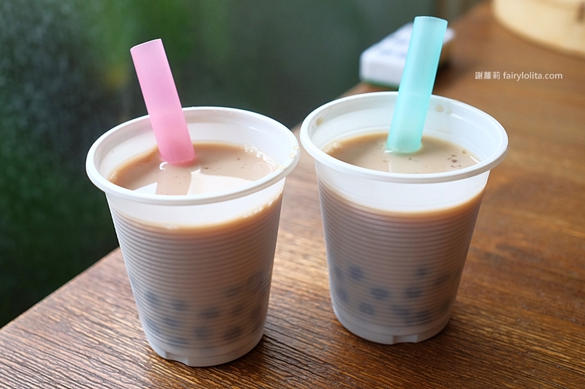 中正大四喜牛肉麵旗艦店。CP值高到全嚇傻，大份量牛肉麵130元，免費加湯加麵不用錢，還附珍奶、小菜無限呷免驚！ @蹦啾♥謝蘿莉 La vie heureuse