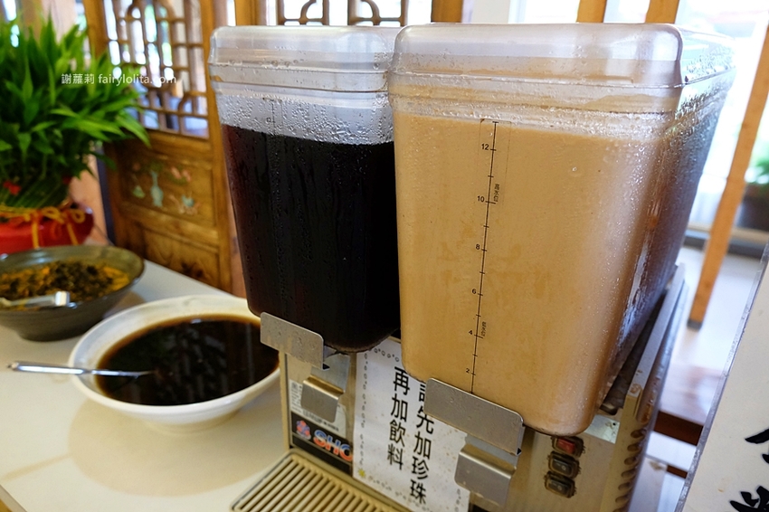 中正大四喜牛肉麵旗艦店。CP值高到全嚇傻，大份量牛肉麵130元，免費加湯加麵不用錢，還附珍奶、小菜無限呷免驚！ @蹦啾♥謝蘿莉 La vie heureuse