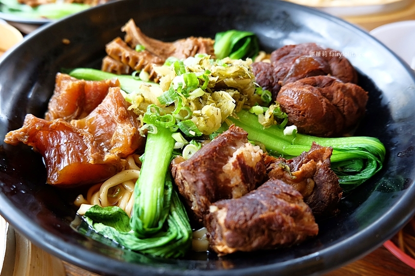 中正大四喜牛肉麵旗艦店。CP值高到全嚇傻，大份量牛肉麵130元，免費加湯加麵不用錢，還附珍奶、小菜無限呷免驚！ @蹦啾♥謝蘿莉 La vie heureuse