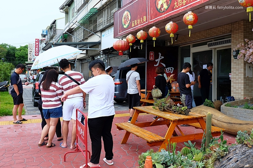 中正大四喜牛肉麵旗艦店。CP值高到全嚇傻，大份量牛肉麵130元，免費加湯加麵不用錢，還附珍奶、小菜無限呷免驚！ @蹦啾♥謝蘿莉 La vie heureuse