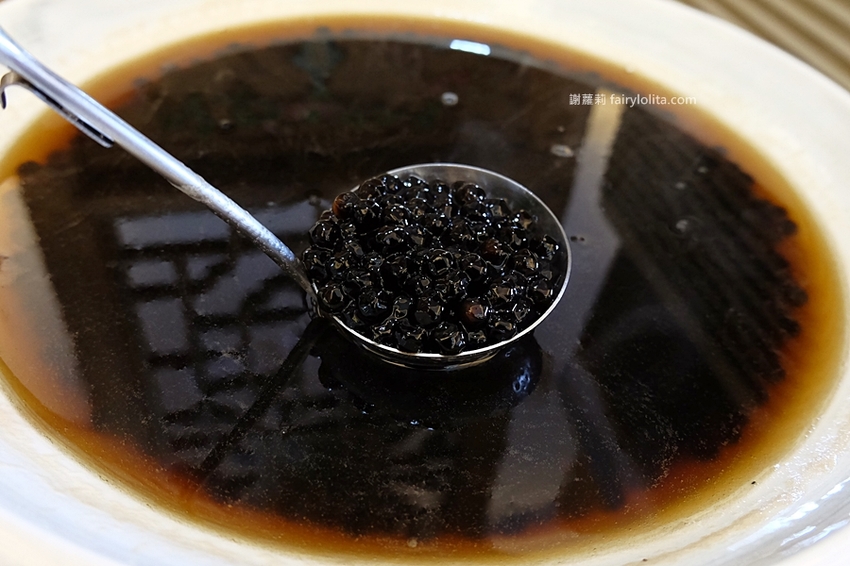 中正大四喜牛肉麵旗艦店。CP值高到全嚇傻，大份量牛肉麵130元，免費加湯加麵不用錢，還附珍奶、小菜無限呷免驚！ @蹦啾♥謝蘿莉 La vie heureuse