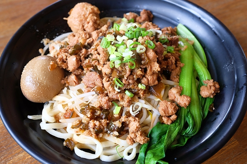 中正大四喜牛肉麵旗艦店。CP值高到全嚇傻，大份量牛肉麵130元，免費加湯加麵不用錢，還附珍奶、小菜無限呷免驚！ @蹦啾♥謝蘿莉 La vie heureuse