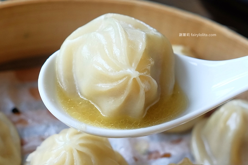 中正大四喜牛肉麵旗艦店。CP值高到全嚇傻，大份量牛肉麵130元，免費加湯加麵不用錢，還附珍奶、小菜無限呷免驚！ @蹦啾♥謝蘿莉 La vie heureuse