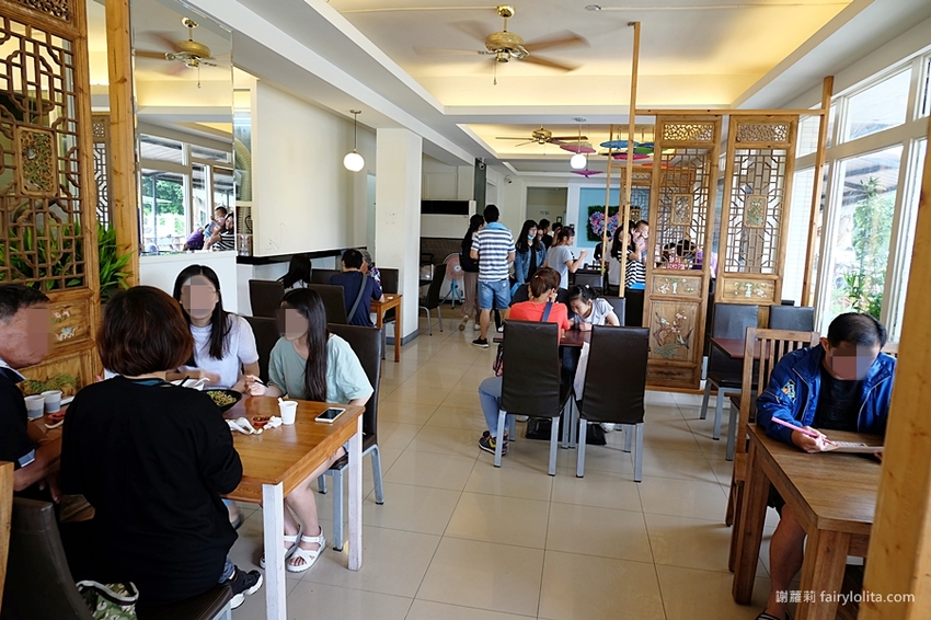 中正大四喜牛肉麵旗艦店。CP值高到全嚇傻，大份量牛肉麵130元，免費加湯加麵不用錢，還附珍奶、小菜無限呷免驚！ @蹦啾♥謝蘿莉 La vie heureuse