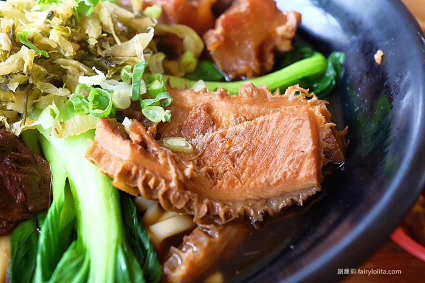 中正大四喜牛肉麵旗艦店。CP值高到全嚇傻，大份量牛肉麵130元，免費加湯加麵不用錢，還附珍奶、小菜無限呷免驚！ @蹦啾♥謝蘿莉 La vie heureuse