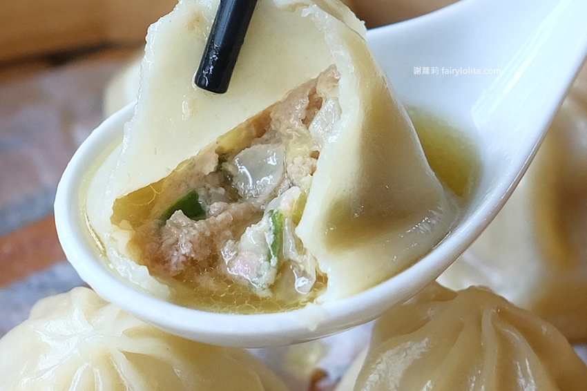 中正大四喜牛肉麵旗艦店。CP值高到全嚇傻，大份量牛肉麵130元，免費加湯加麵不用錢，還附珍奶、小菜無限呷免驚！ @蹦啾♥謝蘿莉 La vie heureuse