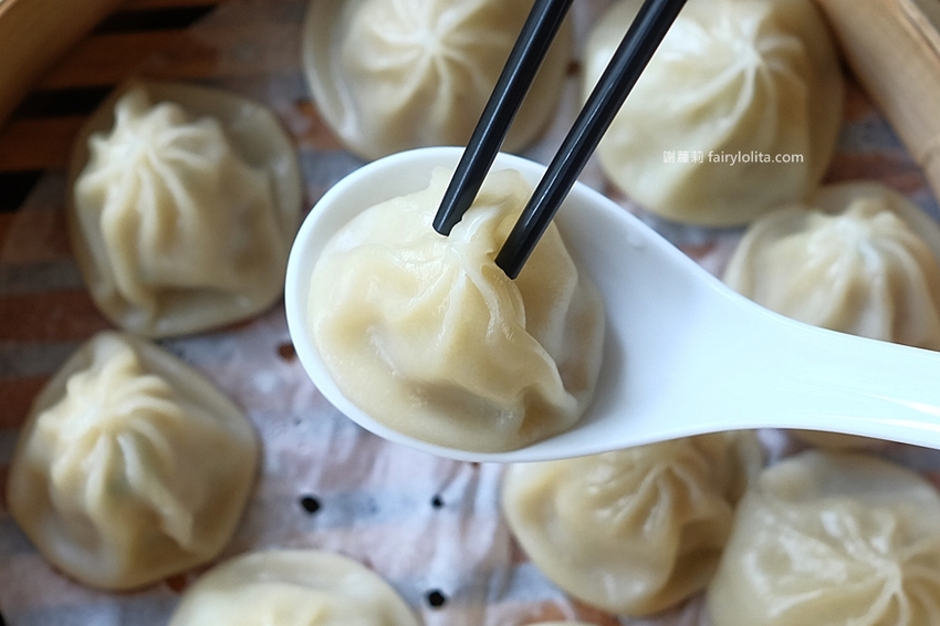 中正大四喜牛肉麵旗艦店。CP值高到全嚇傻，大份量牛肉麵130元，免費加湯加麵不用錢，還附珍奶、小菜無限呷免驚！ @蹦啾♥謝蘿莉 La vie heureuse