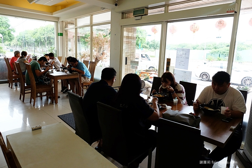 中正大四喜牛肉麵旗艦店。CP值高到全嚇傻，大份量牛肉麵130元，免費加湯加麵不用錢，還附珍奶、小菜無限呷免驚！ @蹦啾♥謝蘿莉 La vie heureuse