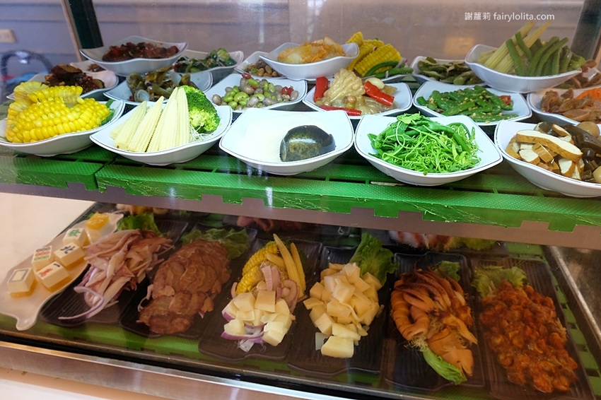 中正大四喜牛肉麵旗艦店。CP值高到全嚇傻，大份量牛肉麵130元，免費加湯加麵不用錢，還附珍奶、小菜無限呷免驚！ @蹦啾♥謝蘿莉 La vie heureuse