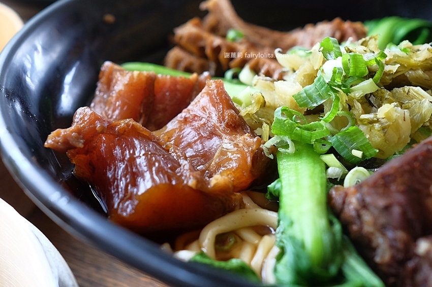 中正大四喜牛肉麵旗艦店。CP值高到全嚇傻，大份量牛肉麵130元，免費加湯加麵不用錢，還附珍奶、小菜無限呷免驚！ @蹦啾♥謝蘿莉 La vie heureuse