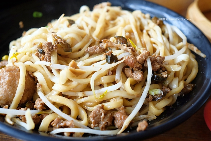 中正大四喜牛肉麵旗艦店。CP值高到全嚇傻，大份量牛肉麵130元，免費加湯加麵不用錢，還附珍奶、小菜無限呷免驚！ @蹦啾♥謝蘿莉 La vie heureuse