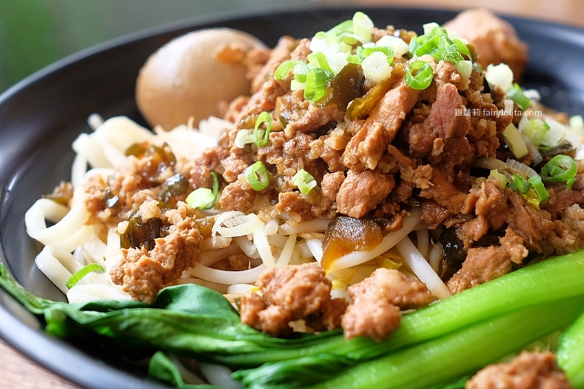 中正大四喜牛肉麵旗艦店。CP值高到全嚇傻，大份量牛肉麵130元，免費加湯加麵不用錢，還附珍奶、小菜無限呷免驚！ @蹦啾♥謝蘿莉 La vie heureuse