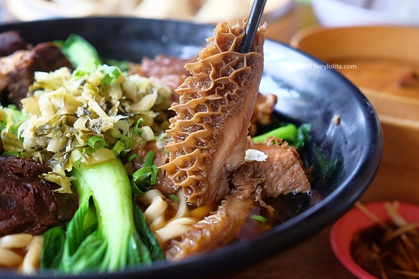 中正大四喜牛肉麵旗艦店。CP值高到全嚇傻，大份量牛肉麵130元，免費加湯加麵不用錢，還附珍奶、小菜無限呷免驚！ @蹦啾♥謝蘿莉 La vie heureuse