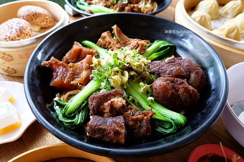 中正大四喜牛肉麵旗艦店。CP值高到全嚇傻，大份量牛肉麵130元，免費加湯加麵不用錢，還附珍奶、小菜無限呷免驚！ @蹦啾♥謝蘿莉 La vie heureuse
